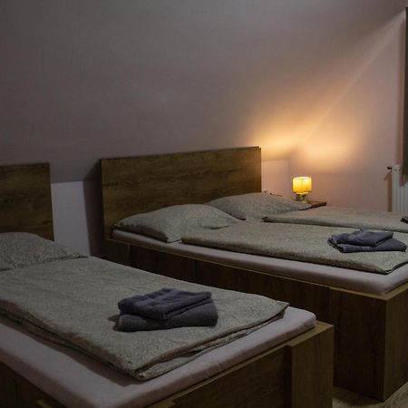 Fitt Maganszallashely Sásd Buitenkant foto