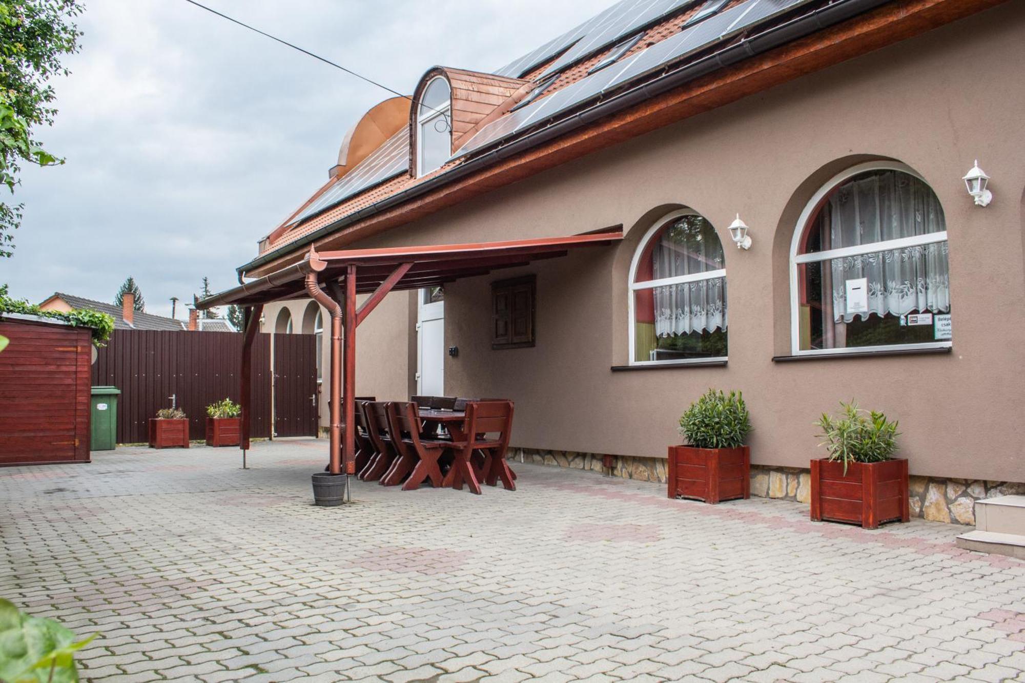 Fitt Maganszallashely Sásd Buitenkant foto