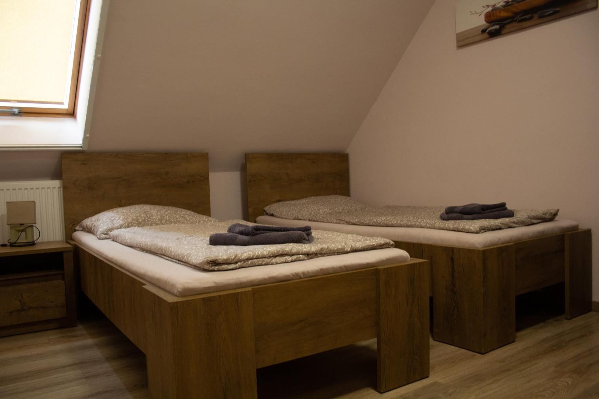 Fitt Maganszallashely Sásd Buitenkant foto