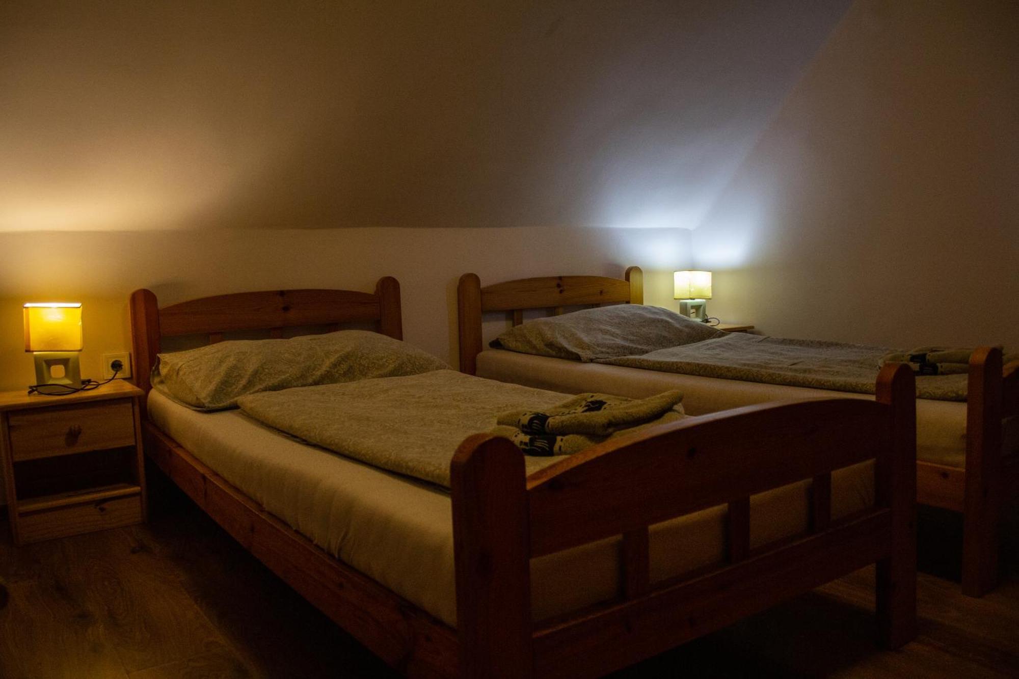 Fitt Maganszallashely Sásd Buitenkant foto