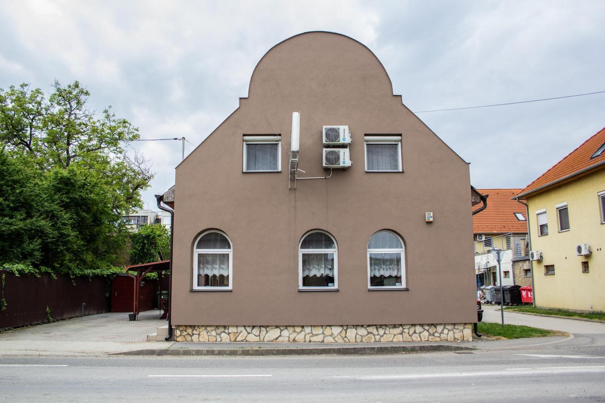 Fitt Maganszallashely Sásd Buitenkant foto