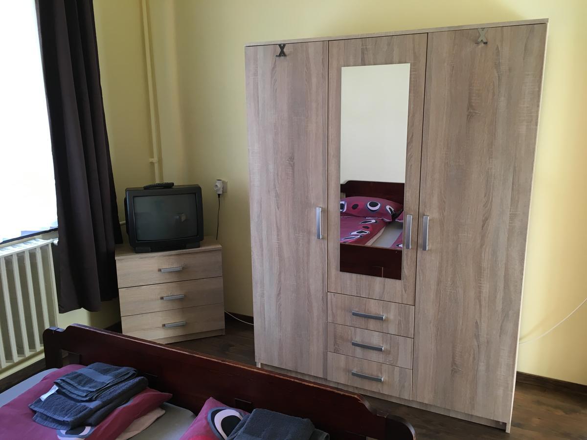 Fitt Maganszallashely Sásd Buitenkant foto