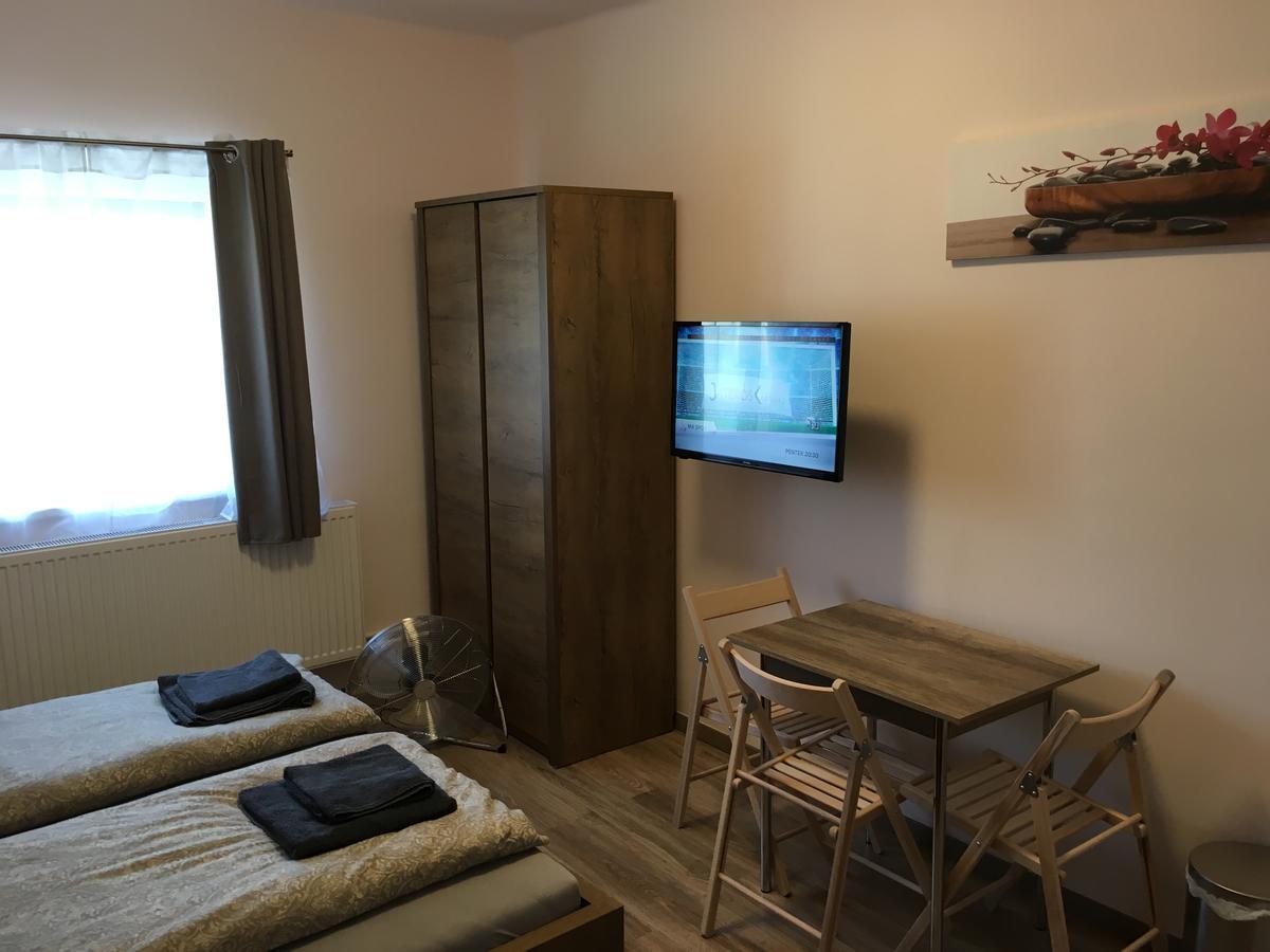 Fitt Maganszallashely Sásd Buitenkant foto