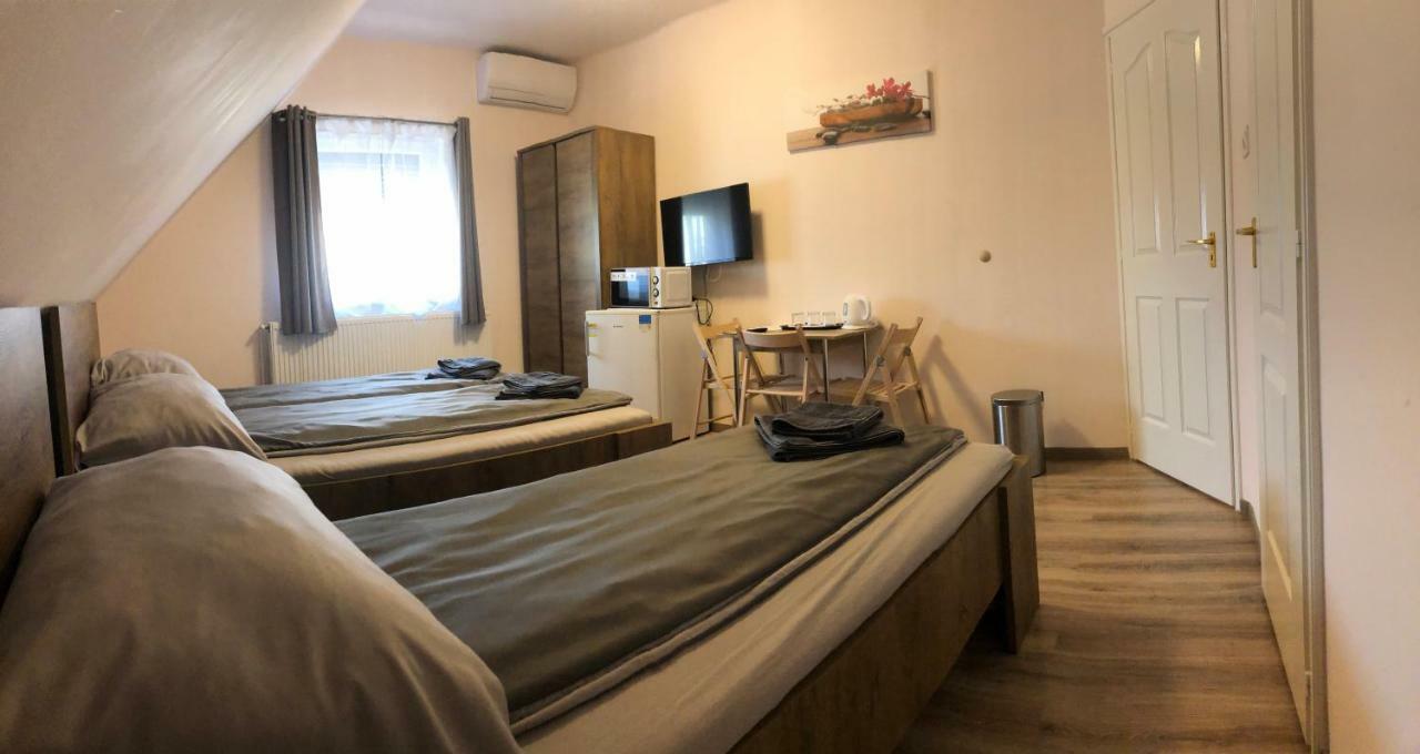 Fitt Maganszallashely Sásd Buitenkant foto